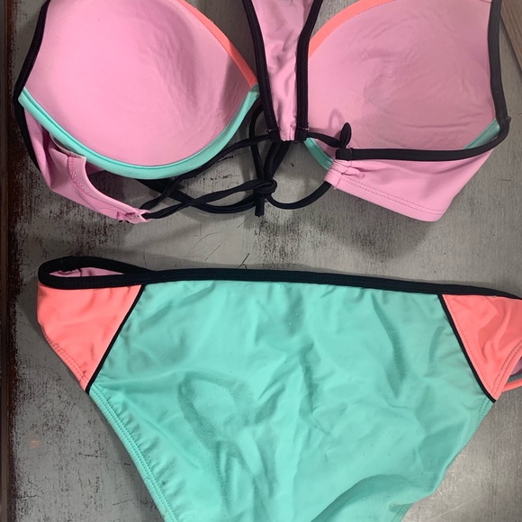 Bikini - Picture 2 of 4